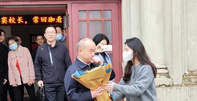 窦宪康卸任武汉大学校长，数百名武汉大学学生自发送别